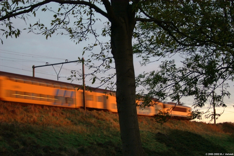 Spoordijk met trein_04.JPG